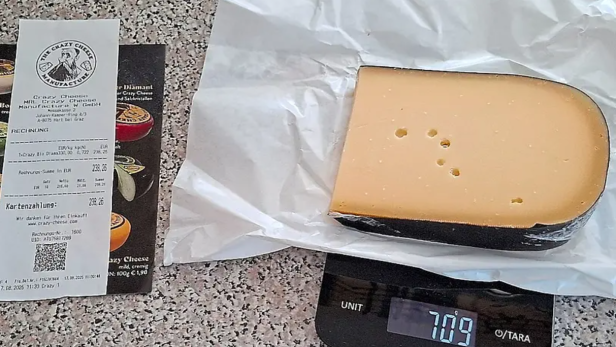 Stück Käse liegt auf einer Küchenwaage