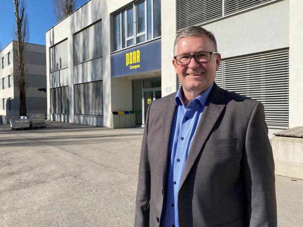 Harald Schuh, Leiter des PORR Campus, über die Lehrlingsausbildung des Bauunternehmens. Harald Schuh, Leiter des PORR Campus steht vor dem PORR Campus