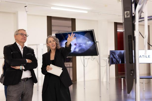 Belvedere Geschäftsführer Wolfgang Bergmann und Kuratorin Eva Fischer in der Ausstellung Civa 2024.