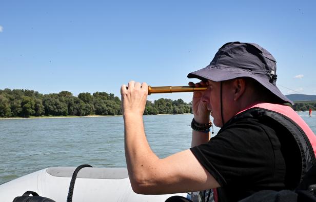 Presse-Bootstour mit Medienvertretern und Mitarbeitenden des NHM an den Donauauen Presse-Bootstour mit Medienvertretern und Mitarbeitenden des NHM an den Donauauen