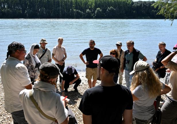 Presse-Bootstour mit Medienvertretern und Mitarbeitenden des NHM an den Donauauen Presse-Bootstour mit Medienvertretern und Mitarbeitenden des NHM an den Donauauen