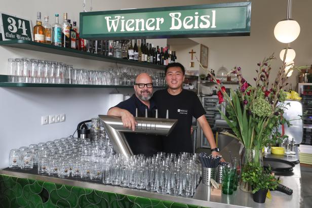 Zwei Männer stehen hinter der Theke des „Wiener Beisl“.