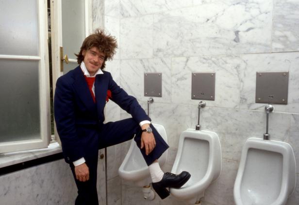 Helge Schneider Helge Schneider auf einer öffentlichen Toilette