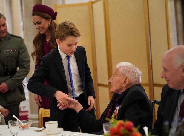 Prinz George im Mai im Gespräch mit Kriegsveteranen Commemoration of the 80th anniversary of Victory in Europe (VE) Day