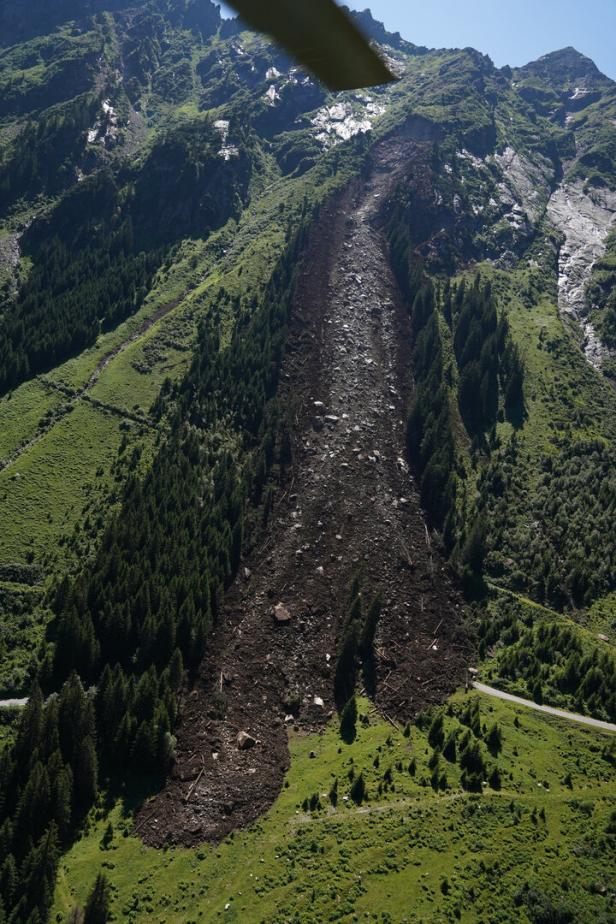Felssturz über die Silvretta Hochalpenstraße.