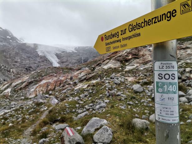 Wegweiser zur Gletscherzunge des Schlatenkees.