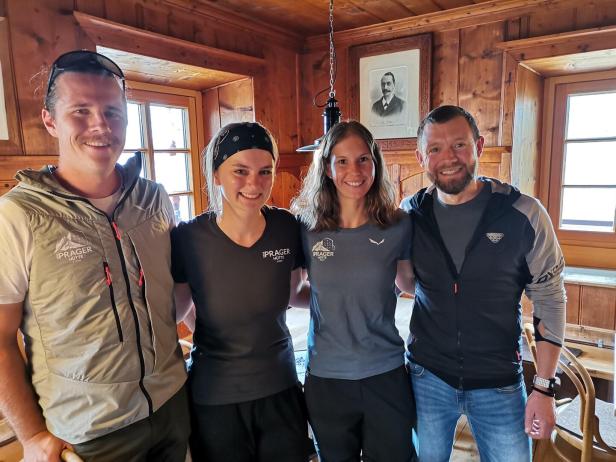 Ben, Maja, Michaela und Flo in der Stube, im Hintergrund am Bild: Johann Stüdl.