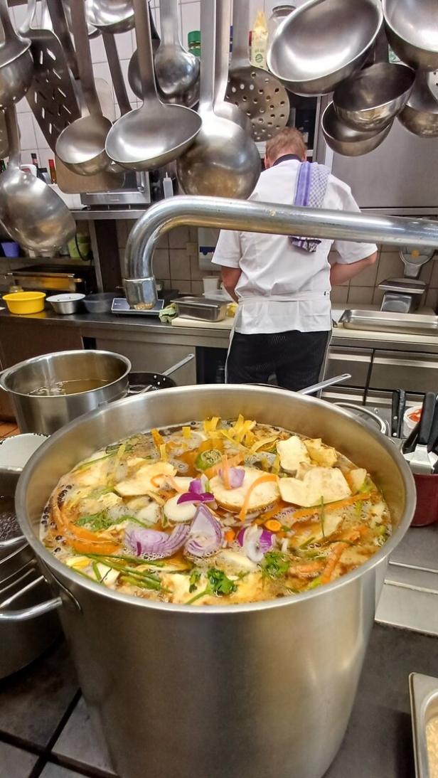 Klassische Rindssuppe köchelt am Herd