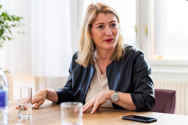 Bettina Emmerling, Neos Bettina Emmerling, Neos