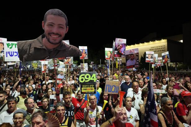 Protest in Tel Aviv fordert die Freilassung der israelischen Geiseln, die von der Hamas in Gaza festgehalten werden.