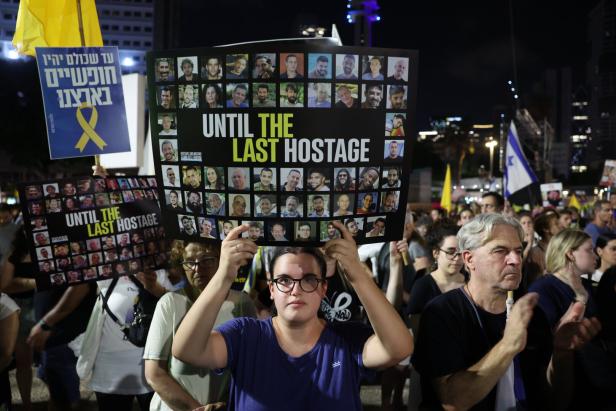 Protest in Tel Aviv fordert die Freilassung der israelischen Geiseln, die von der Hamas in Gaza festgehalten werden.