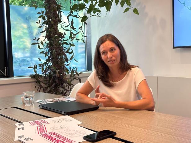 Auf dem Bild ist Elisabeth Wölfel, Leiterin des MBA-Programms Projekt- & Prozessmanagement von der Technikum Wien Academy in einer Interviewsituation abgebildet.