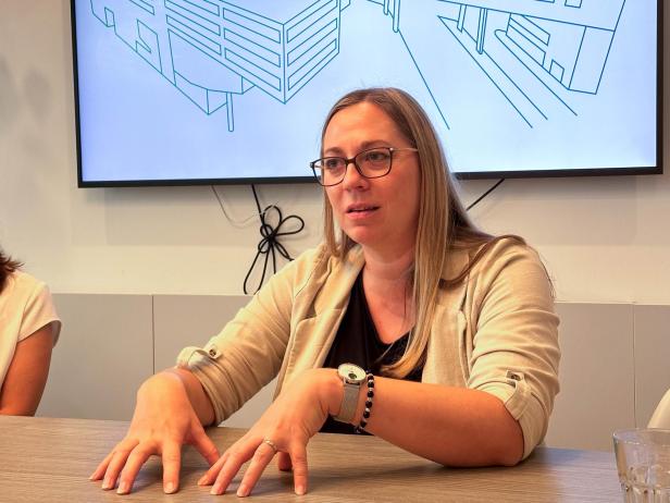 Auf dem Bild ist Katharina Felleitner-Goll von der Technikum Wien Academy in der Interviewsituation abgebildet. Sie sitzt an einem Tisch und gestikuliert mit ihren Händen während sie spricht.