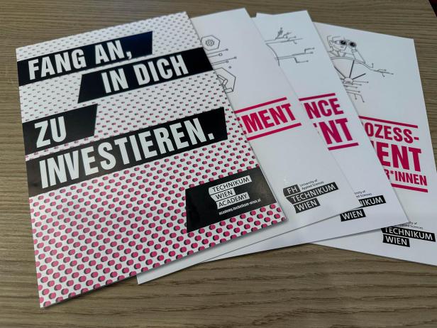 Auf einem Tisch liegen mehrere Prospekte für Weiterbildungen in Richtung Projekt- und Prozessmanagement und IoT-Management.