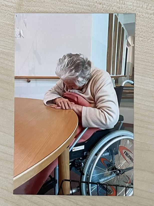 Die Frau in einem Rollstuhl