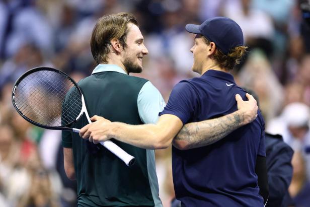 TENNIS-USA-OPEN Bublik gratuliert Sinner