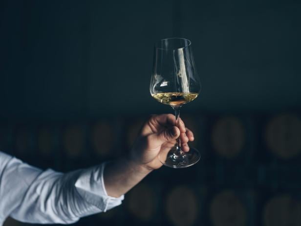 Ein Glas Wein darf nicht fehlen. 