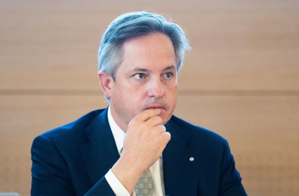 Johannes Schmuckenschlager bei einer Pressekonferenz