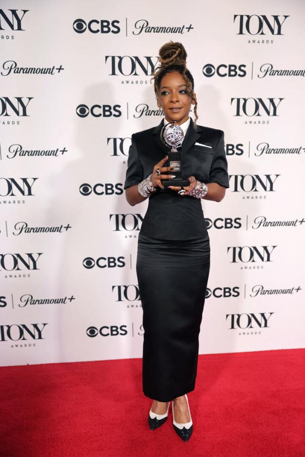 Schauspielerin Kara Young hält bei den Tony Awards 2025 ihre Trophäe am Red Carpet in der Hand.