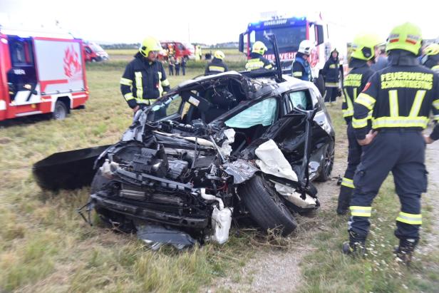 Stark beschädigtes Auto nach einem Unfall
