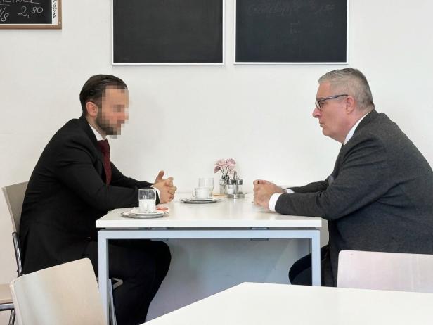 Der angeklagte deutsche Fußball-Torwart (li.) mit seinem Verteidiger Roland Friis