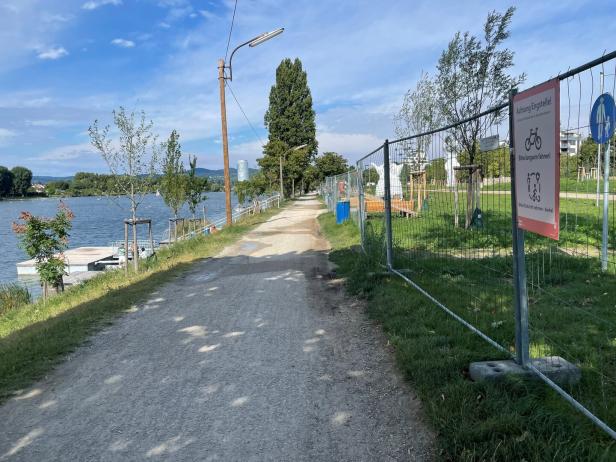 Gehweg zwischen Ufer und "Heller-Park".