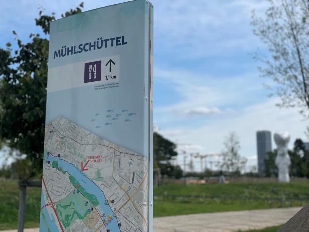 Tafel mit der Aufschrift Mühlschüttel, dahinter der Park