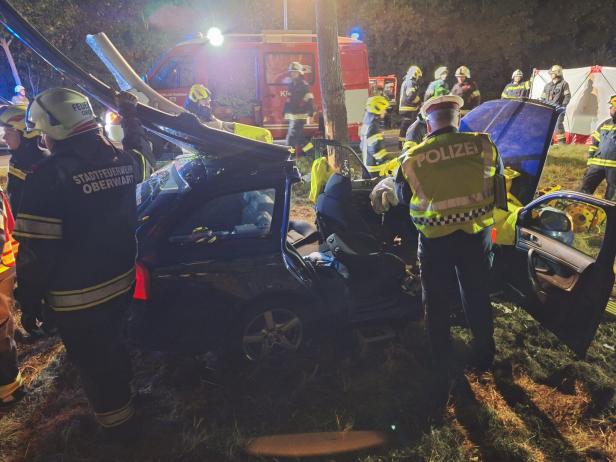 Unfallfahrzeug und Einsatzkräfte bei der Bergung