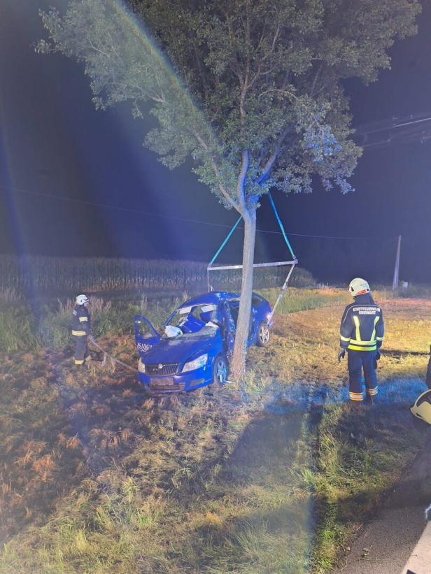 Unfallfahrzeug und Einsatzkräfte bei der Bergung