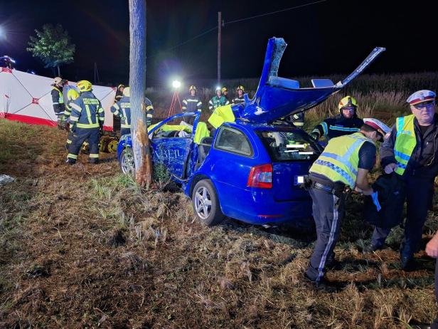 Unfallfahrzeug und Einsatzkräfte bei der Bergung