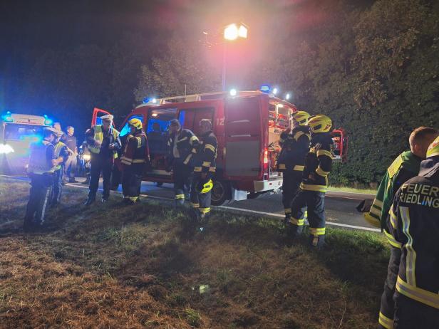 Unfallfahrzeug und Einsatzkräfte bei der Bergung