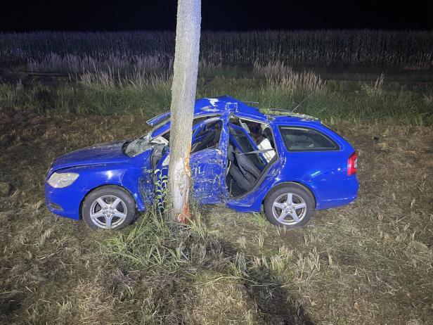 Unfallfahrzeug und Einsatzkräfte bei der Bergung