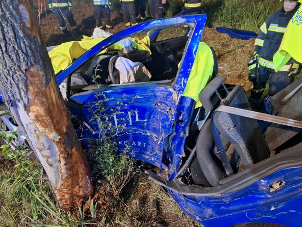 Unfallfahrzeug und Einsatzkräfte bei der Bergung