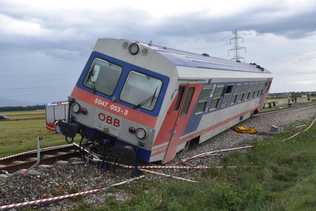 Triebwagen der ÖBB entgleist