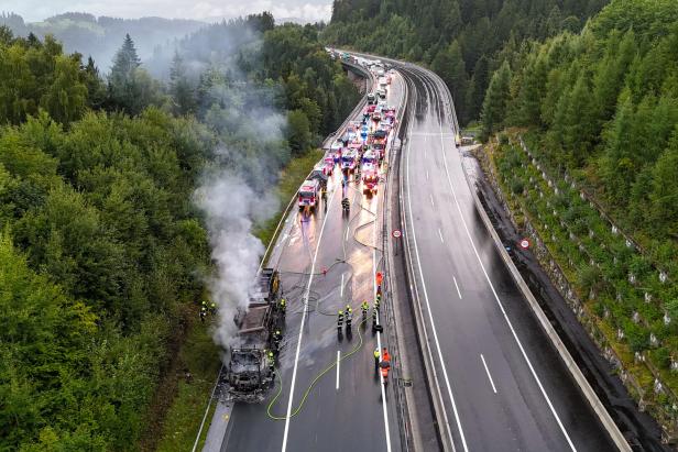 Die Löscharbeiten auf der A2. ++ HANDOUT ++ STEIERMARK: SATTELAUFLIEGER STAND AUF A2 IN FLAMMEN UND BRANNTE AUS