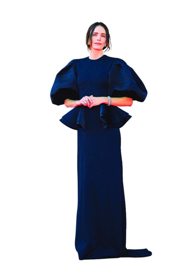 Eine Frau in einem eleganten, dunklen Kleid auf dem Filmfestival in Venedig.