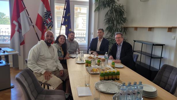 Yigit und Damla Örme, Marwen Khannoussi, Markus Figl und Markus Frömmel (v. li.) beim Hintergrundgespräch.