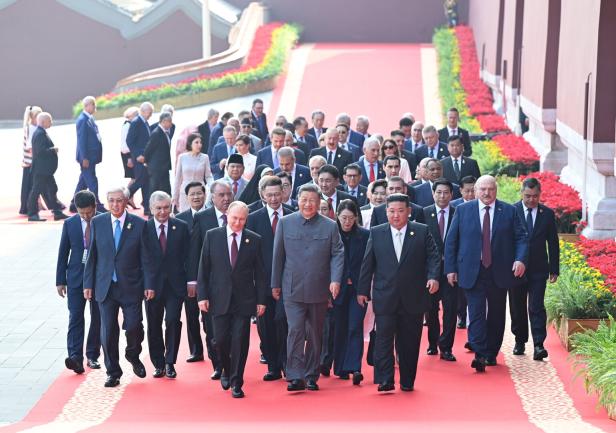 Aufmarsch der antiwestlichen Front: Xi Jinping mit seinen Ehrengästen Putin und Kim Jong Un und weiteren Verbündeten.
