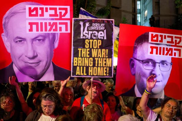 Proteste in Jerusalem gegen Benjamin Netanjahu and Außenminister Gideon Saa.