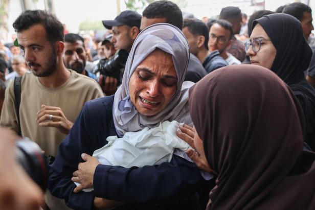 Eine Frau weint in Gaza-Stadt um ihr getötetes Kind.