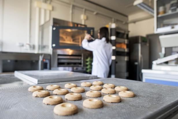 Für die Qualitätssicherung von Dr. Schär werden in Klagenfurt auch glutenfreie Kekse gebacken.