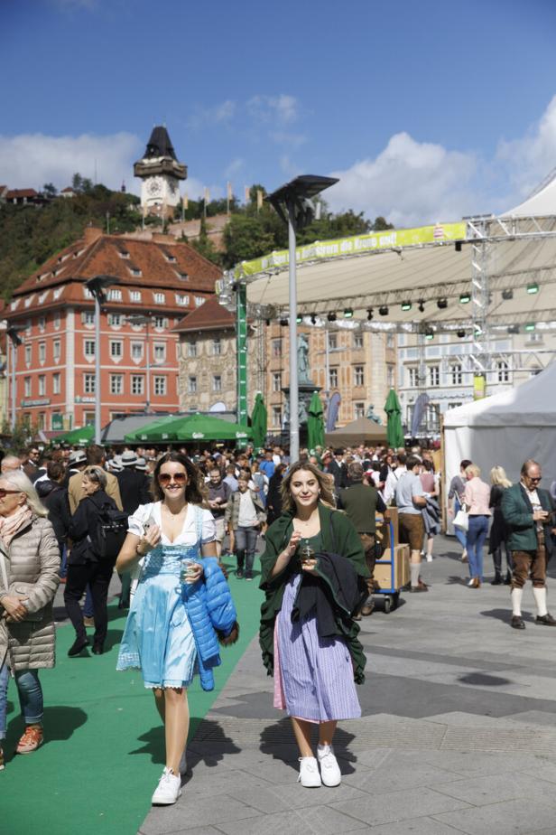 VERANSTALTUNG "AUFSTEIRERN 2022" Graz Uhrturm Frauen Dirndl