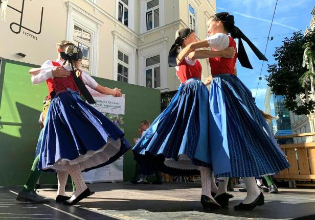 "AUFSTEIRERN" IN GRAZ Tanzende Frauen im Dirndl