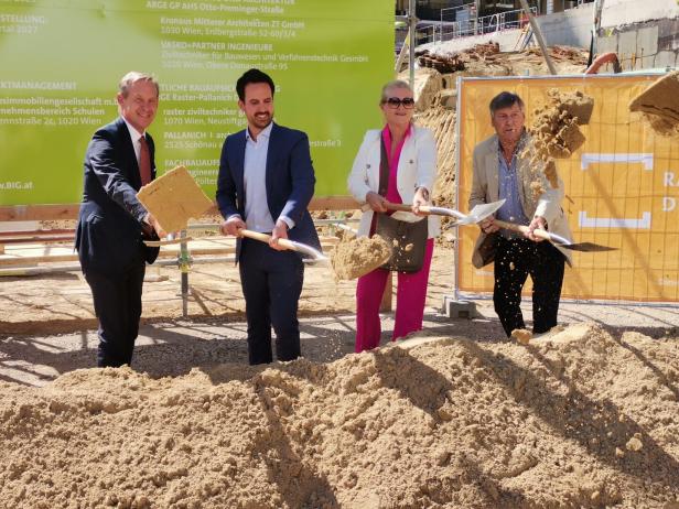 Spatenstich Schule Quartier im Dritten Minister Wiederkehr (2.v.l.) beim Spatenstich für die neue Schule im "Village im Dritten".