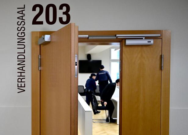 MORDPROZESS UM ERDROSSELTEN UND IN KOFFER GEPACKTEN MANN Ein Blick auf die sich schließende Türe des Verhandlunssaales im Rahmen des Mordprozesses.