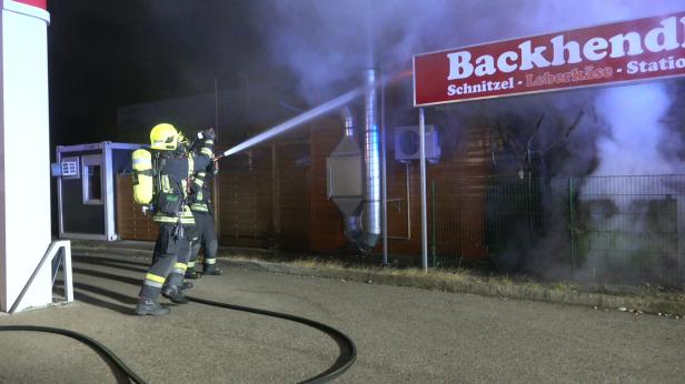 Die Feuerwehr löscht ein Feuer in einer Imbissstation in Baden, das im März offenbar gelegt wurde. 