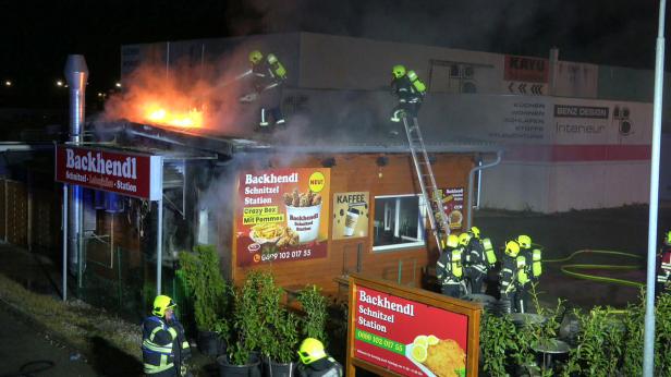 Die Feuerwehr löscht ein Feuer in einer Imbissstation in Baden, das im März offenbar gelegt wurde. 