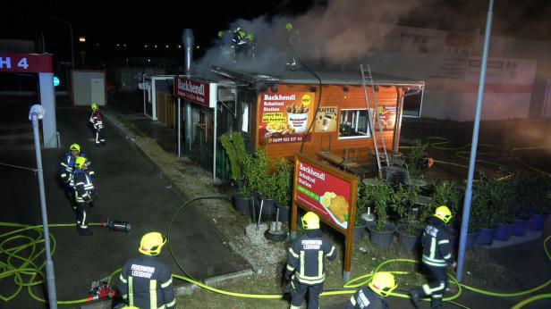 Die Feuerwehr löscht ein Feuer in einer Imbissstation in Baden, das im März offenbar gelegt wurde. 