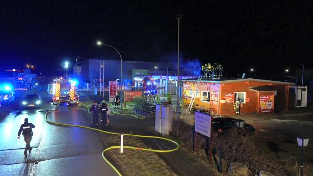 Die Feuerwehr löscht ein Feuer in einer Imbissstation in Baden, das im März offenbar gelegt wurde. 