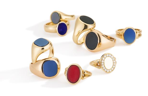Handgefertigte Siegelringe in Gelbgold und Rotgold, jeweils mit Lagenstein, von Juwelier Halder in Wien.